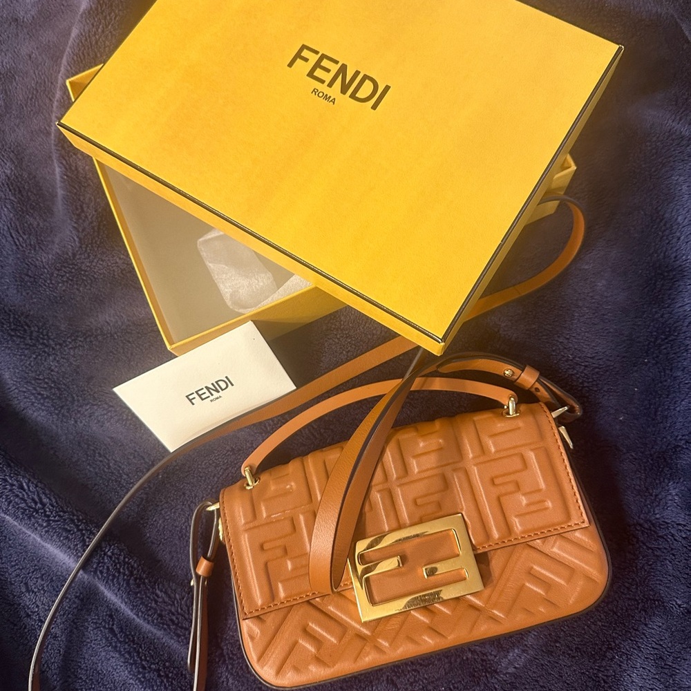 Fendi Baguette Phone Pouch
Brown nappa leather pouch